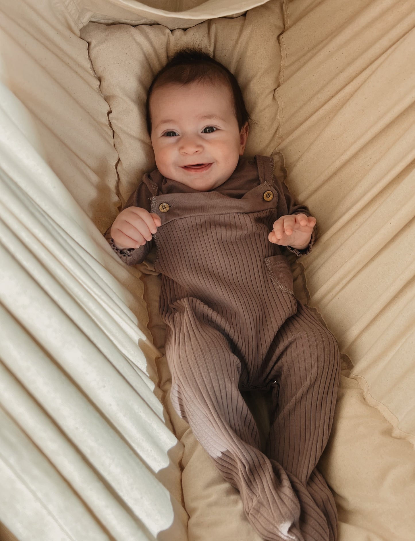 Malvenfarbenes Latzhose-Set