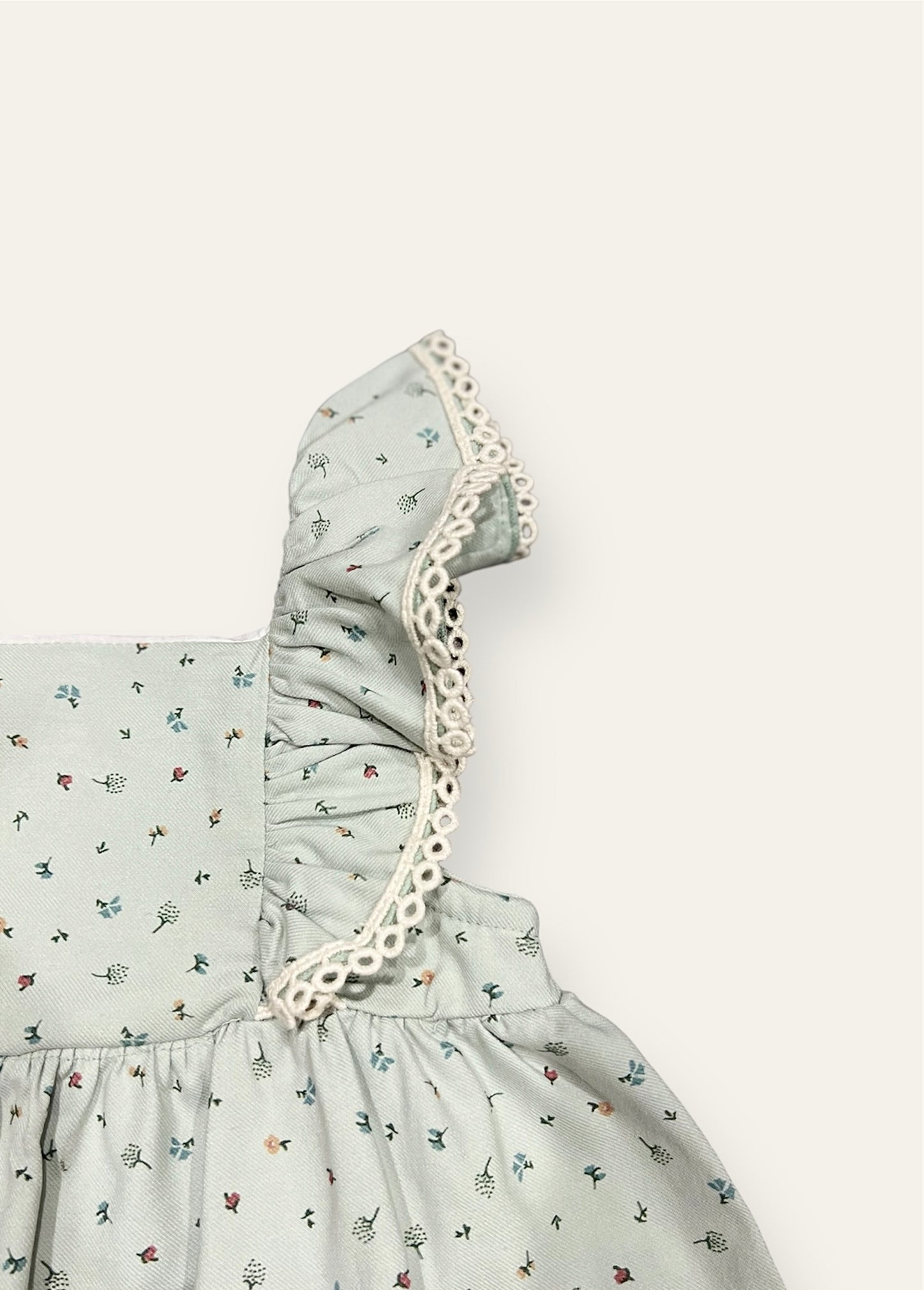 Kleid mit Rüschen